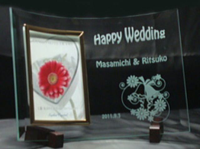 Happy Wedding彫刻ガラスフォトフレーム