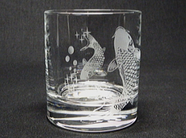 鯉デザイン彫刻グラス・左側面